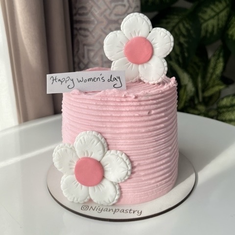 کیک گل سفید